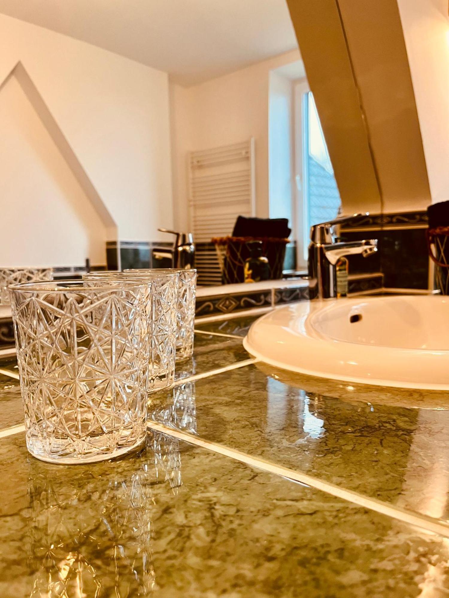 B E D & A G E D E S I G N -Extra Large- Wunderschoene Komplette Wohnung Mit Viel Platz & 4 Schlafzimmer B E D & A G E D E S I G N -Small- Wunderschoenes Zimmer Mit Bad Rechnungserstellung Fuer Geschaeftsreisende & Firmen Hünxe Eksteriør bilde
