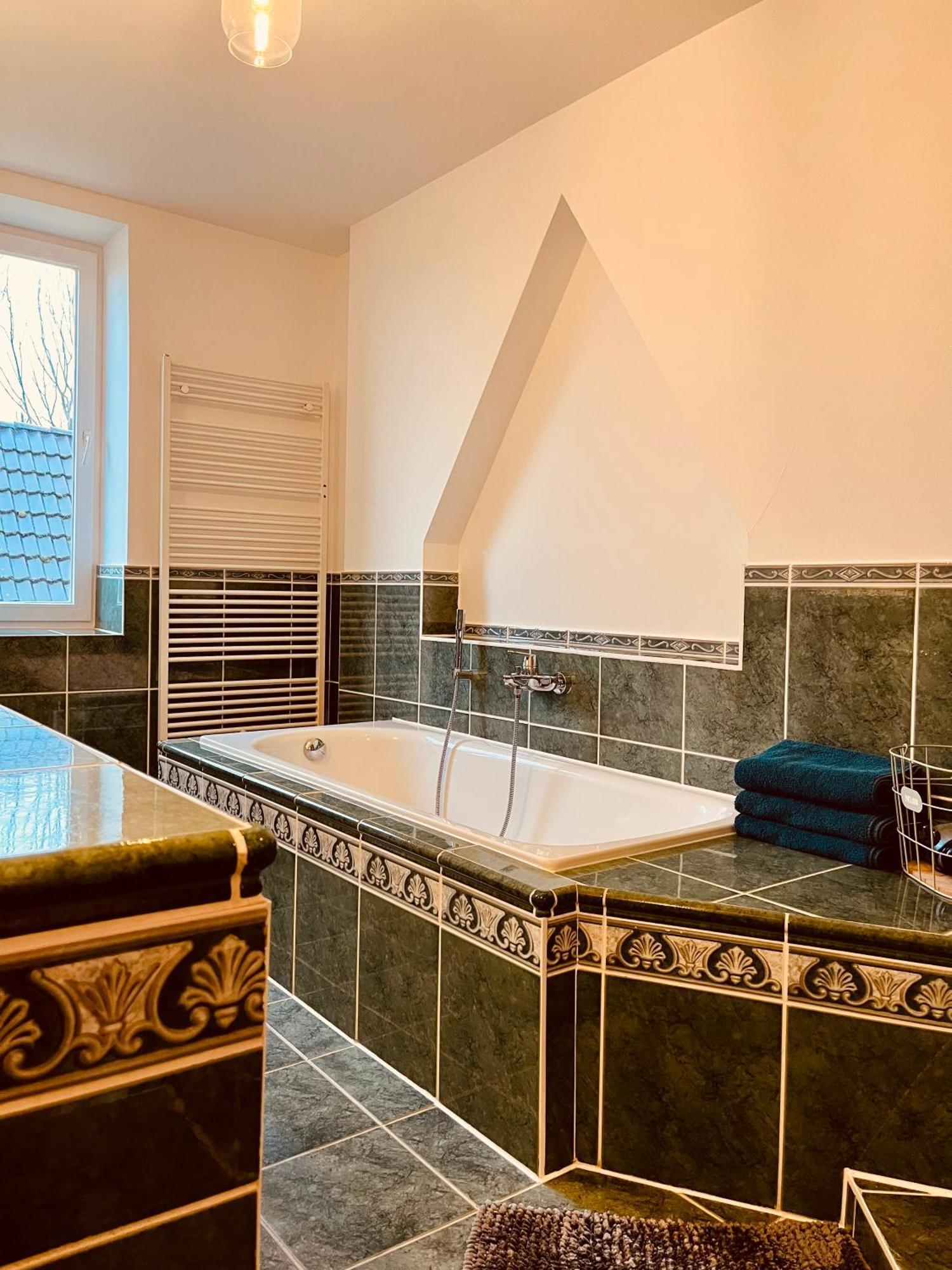 B E D & A G E D E S I G N -Extra Large- Wunderschoene Komplette Wohnung Mit Viel Platz & 4 Schlafzimmer B E D & A G E D E S I G N -Small- Wunderschoenes Zimmer Mit Bad Rechnungserstellung Fuer Geschaeftsreisende & Firmen Hünxe Eksteriør bilde