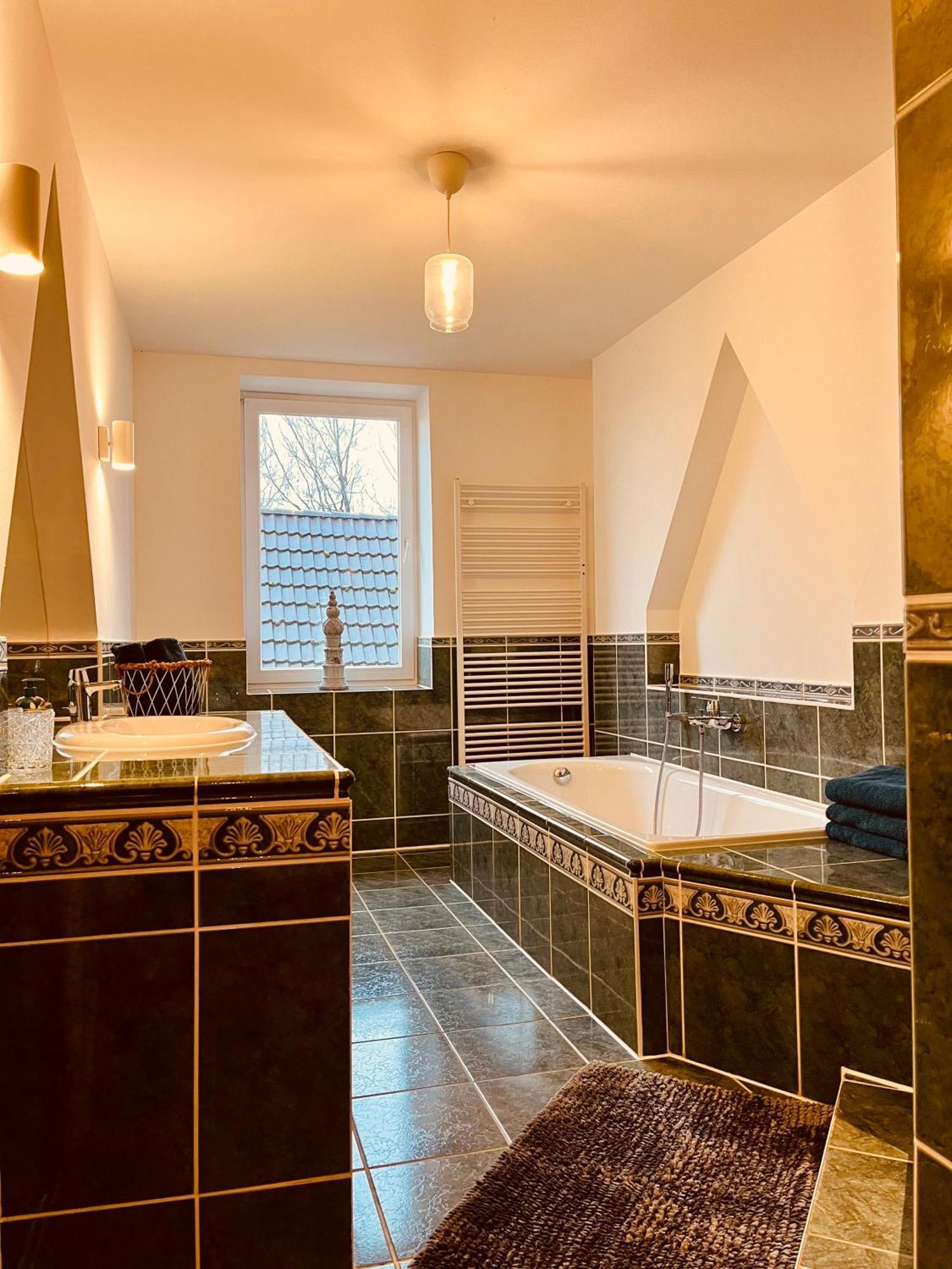 B E D & A G E D E S I G N -Extra Large- Wunderschoene Komplette Wohnung Mit Viel Platz & 4 Schlafzimmer B E D & A G E D E S I G N -Small- Wunderschoenes Zimmer Mit Bad Rechnungserstellung Fuer Geschaeftsreisende & Firmen Hünxe Eksteriør bilde